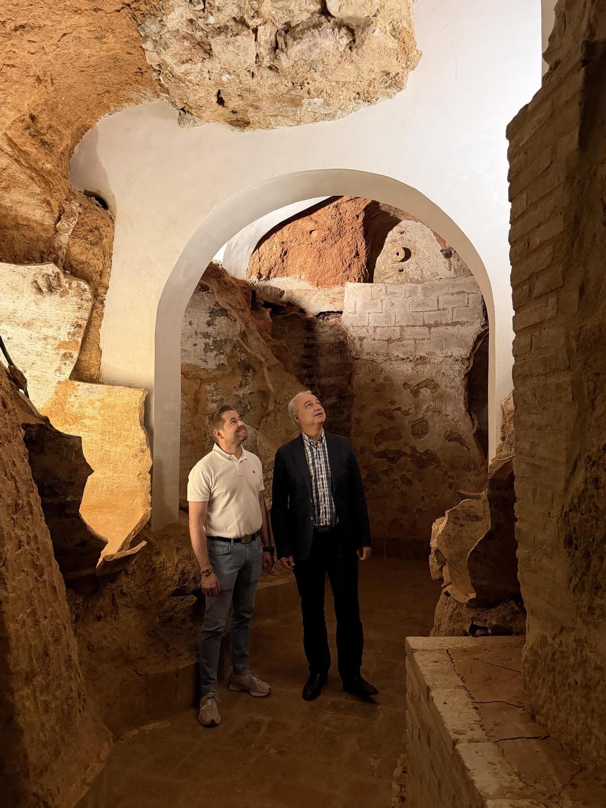 El alcalde de Utiel, Ricardo Gabaldón, y el concejal de Turismo, Rubén Murcia.