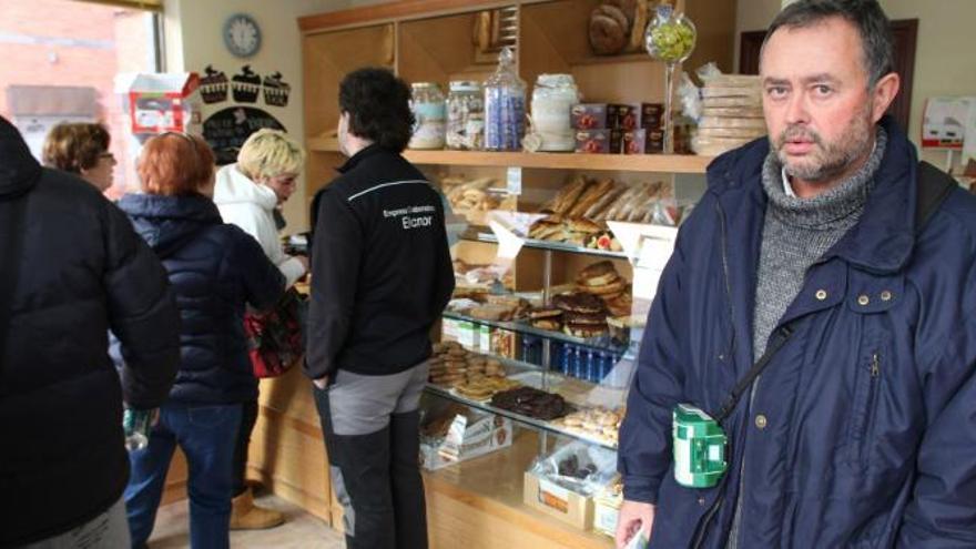 El cuponero Javier Prieto en la panadería de Pumarín con varios clientes.