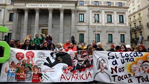 Protesta contra los desahucios ante el Congreso de los Diputados en el 2017.