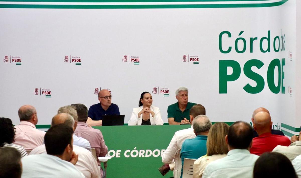 Rafi Crespín ha presidido la reunión con alcaldes y cargos orgánicos en la sede del PSOE de Córdoba.
