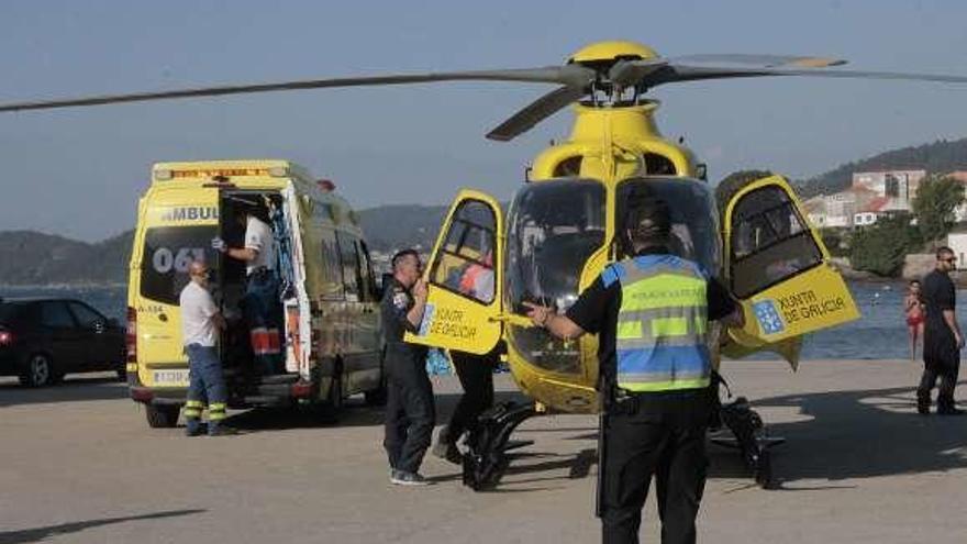 El momento de la evacuación en helicóptero de ayer. // Santos Álvarez