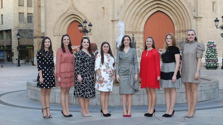 Brillantes damas de la ciudad para la reina Carmen