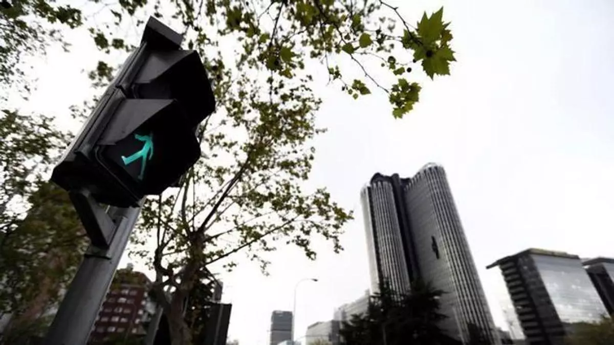 La DGT aclara que dará tiempo a las ciudades para ajustar los semáforos para que no coincida el ámbar con el verde peatonal