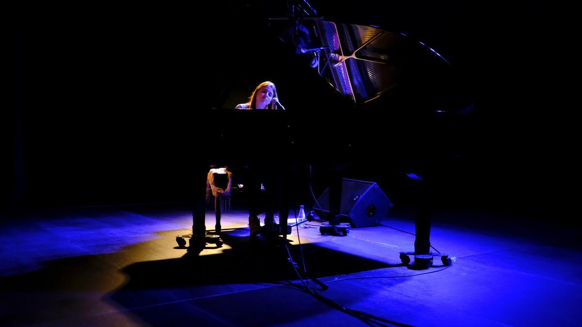 La pianista y cantante Lucía Fumero, el pasado jueves en el concierto que ofreció en el Centro Cívico Universidad.