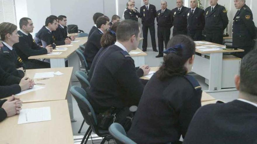 Policías nacionales en el aula de formación de la Comisaría de Zamora.