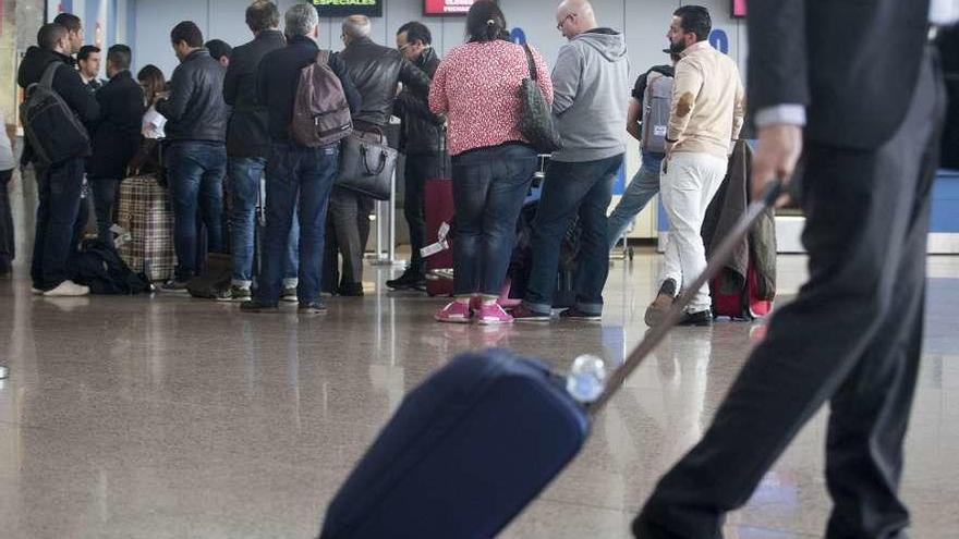 Viajeros a la espera de embarcar en las instalaciones de la terminal del aeropuerto de Alvedro