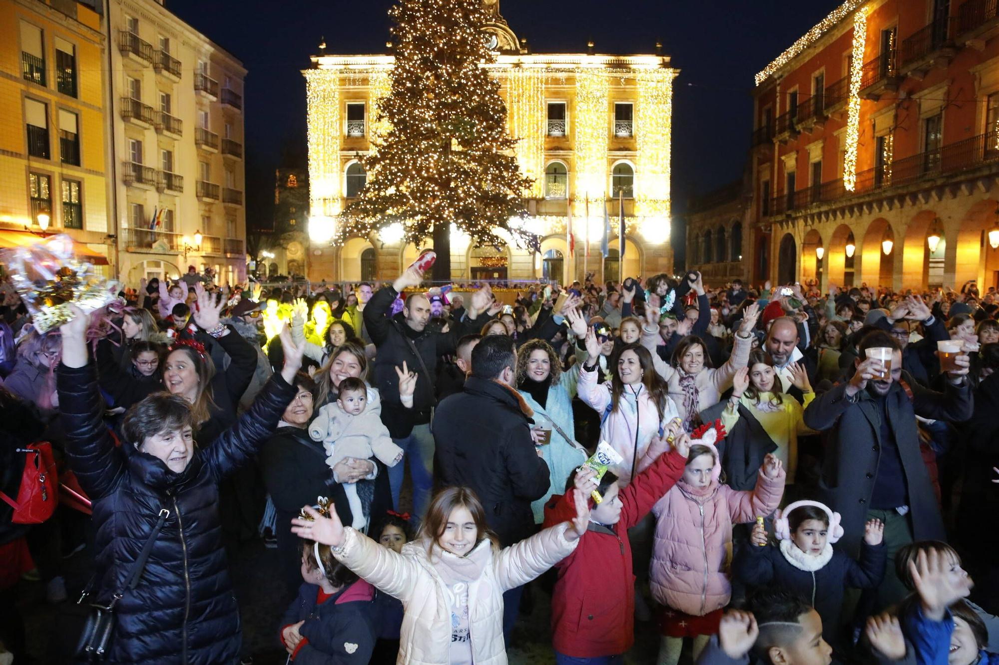 En imágenes: así han celebrado los más pequeños las 'Pequecampanadas' en la Plaza Mayor