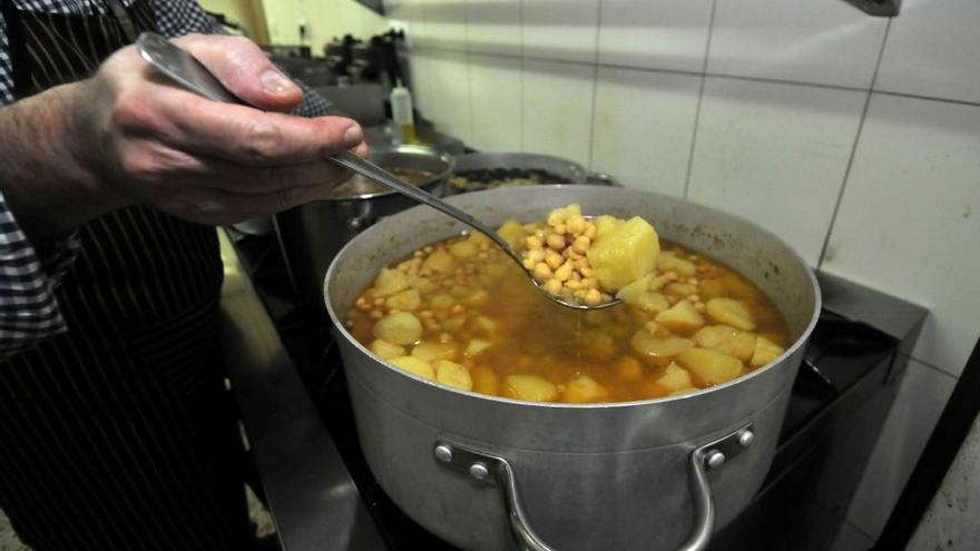 Pota de garbanzos en la cocina de un local hostelero de Sama.