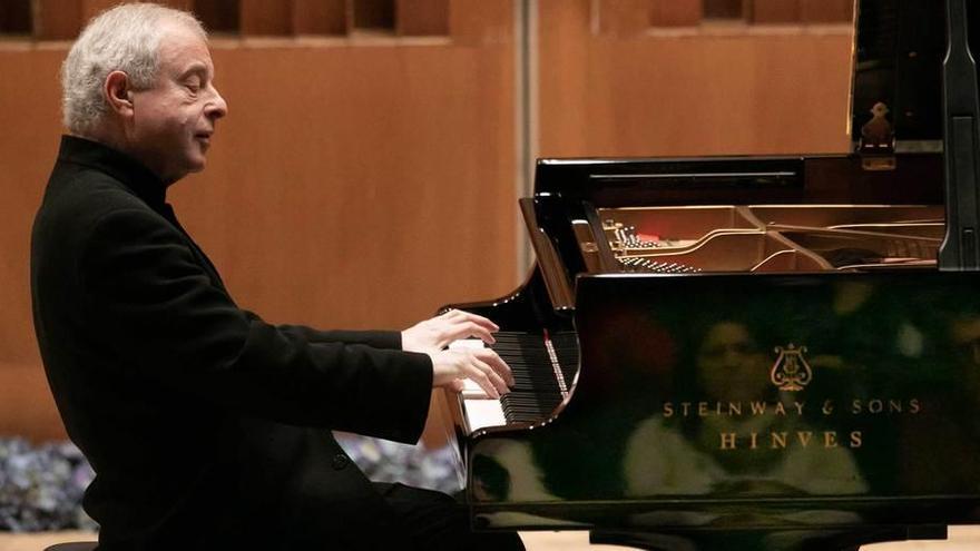 El pianista András Schiff, durante su actuación en el Auditorio de Oviedo.