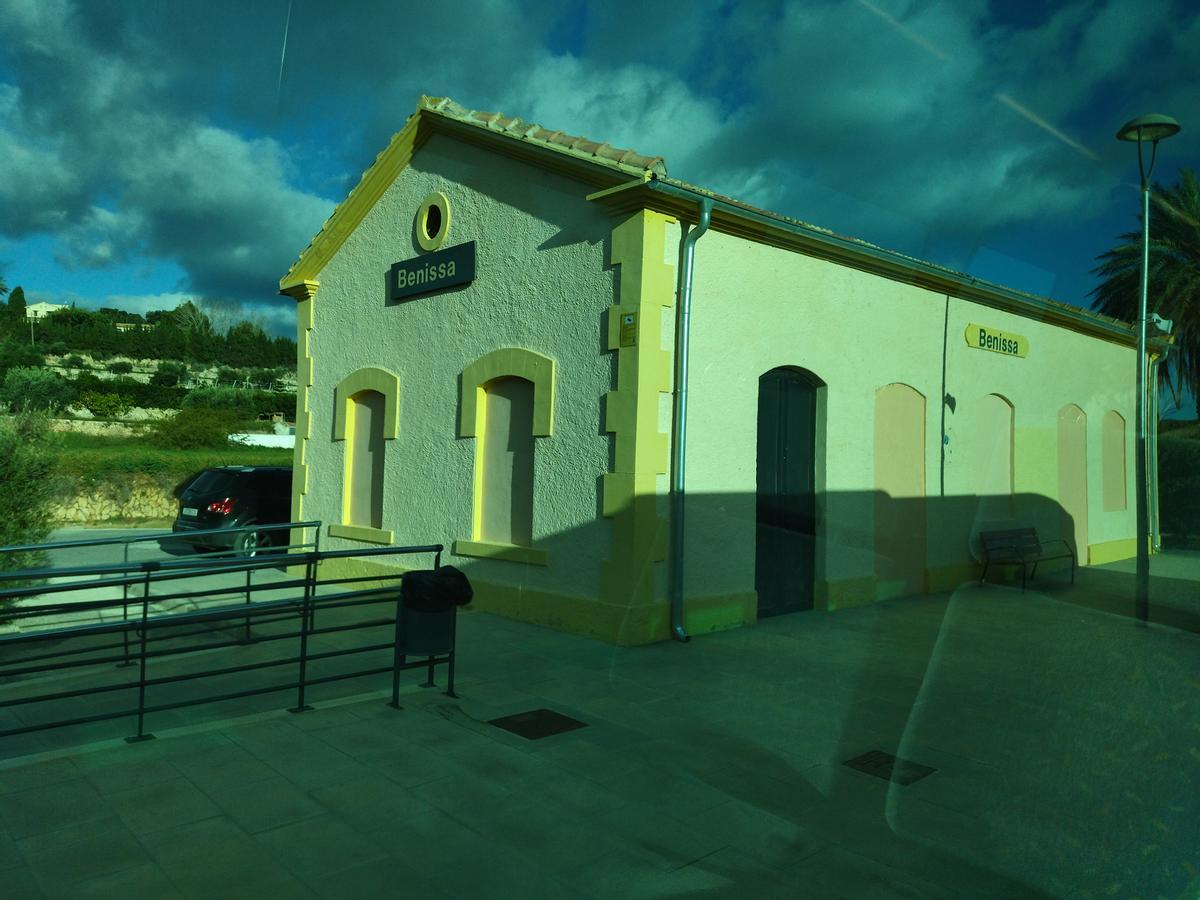 La estación de Benissa, cerrada y con las puertas y ventanas tapiadas