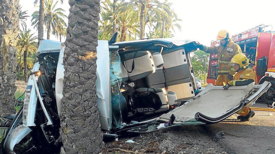 Tres heridos al chocar un turismo contra una palmera en el Camino del Pantano