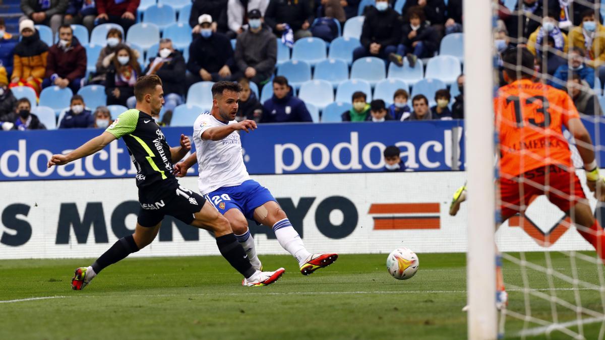 Álvaro Giménez intenta un remate en el partido ante el Sporting.