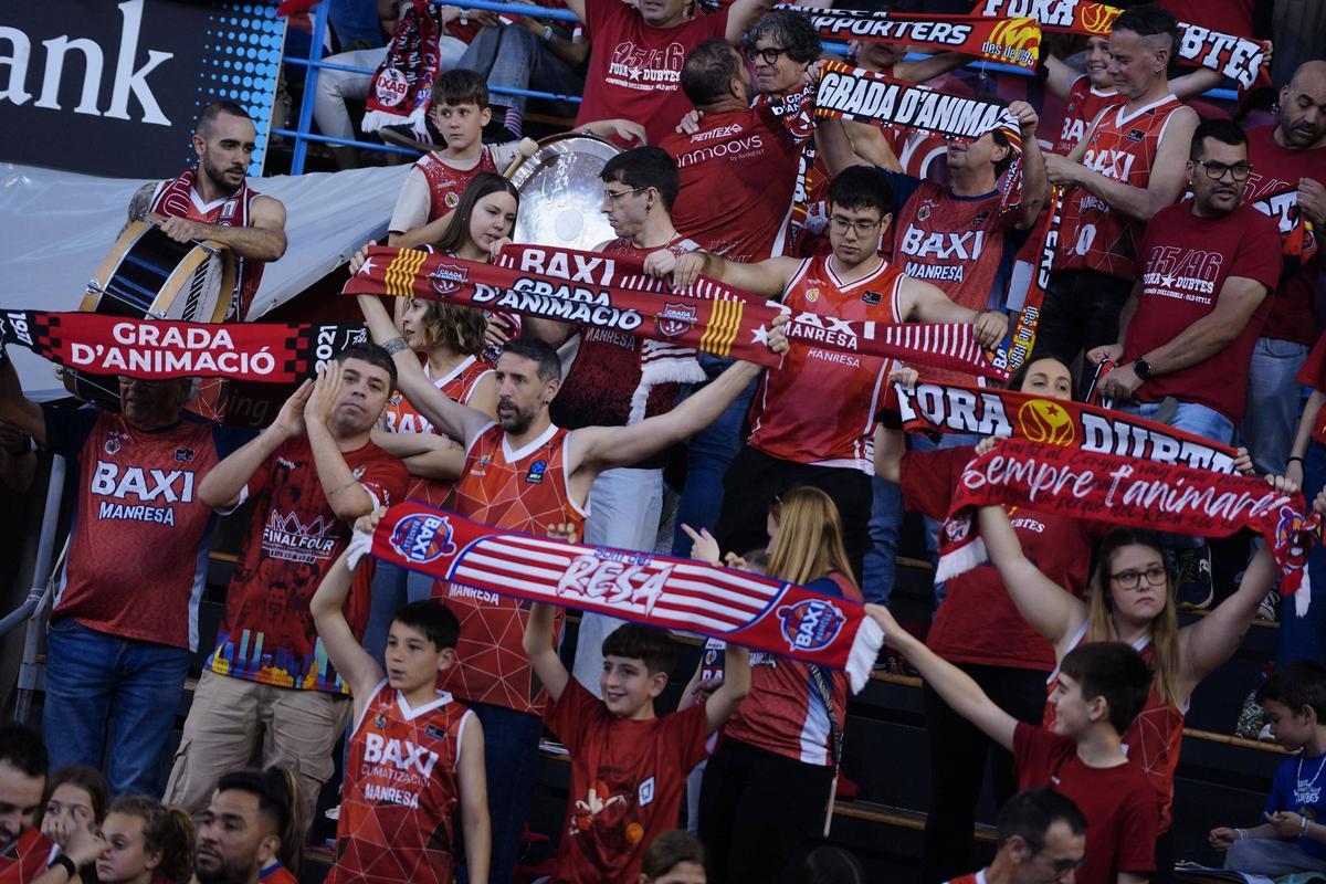 Membres de la Grada d'Animació en el partit entre el Baxi i el Baskonia