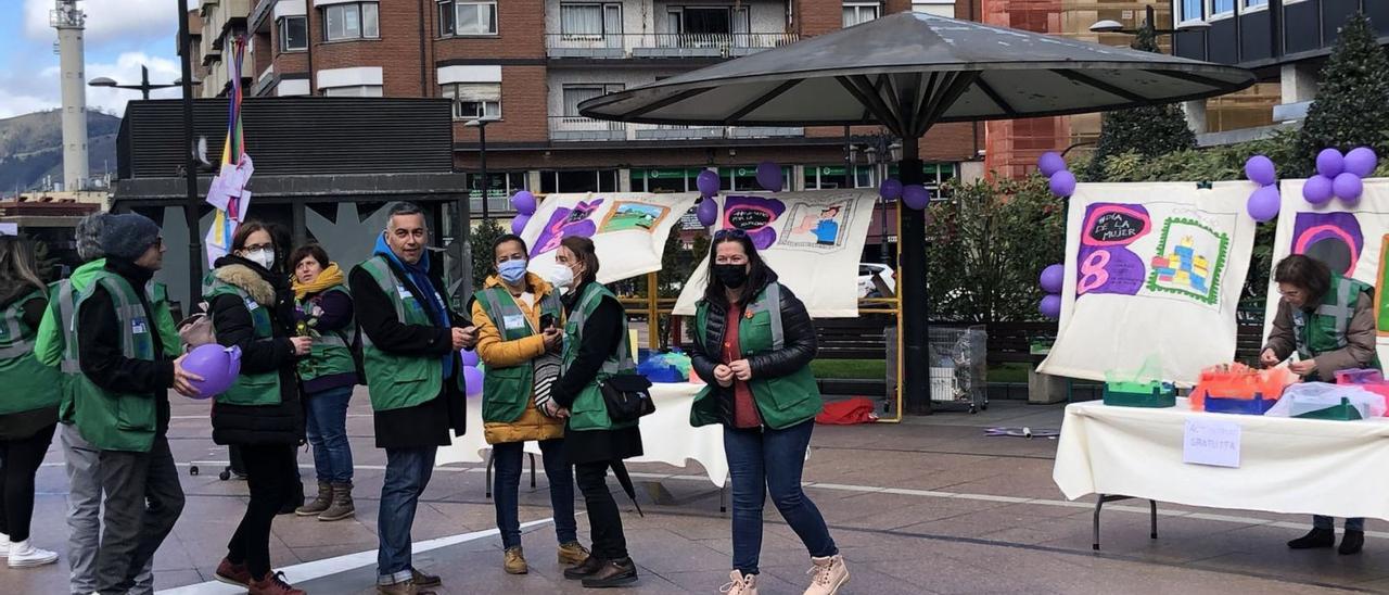 Los cuidadores de barrio municipales, ayer, en la plaza del Fresno, durante una acción de calle por el Día de la Mujer. | LNE