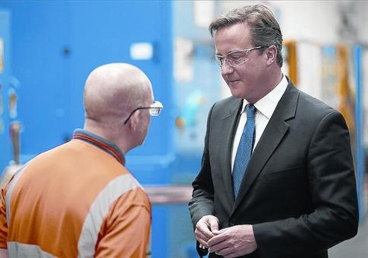 Compàs d’espera 8 Cameron durant una visita en una fàbrica al comtat de Hampshire, ahir.