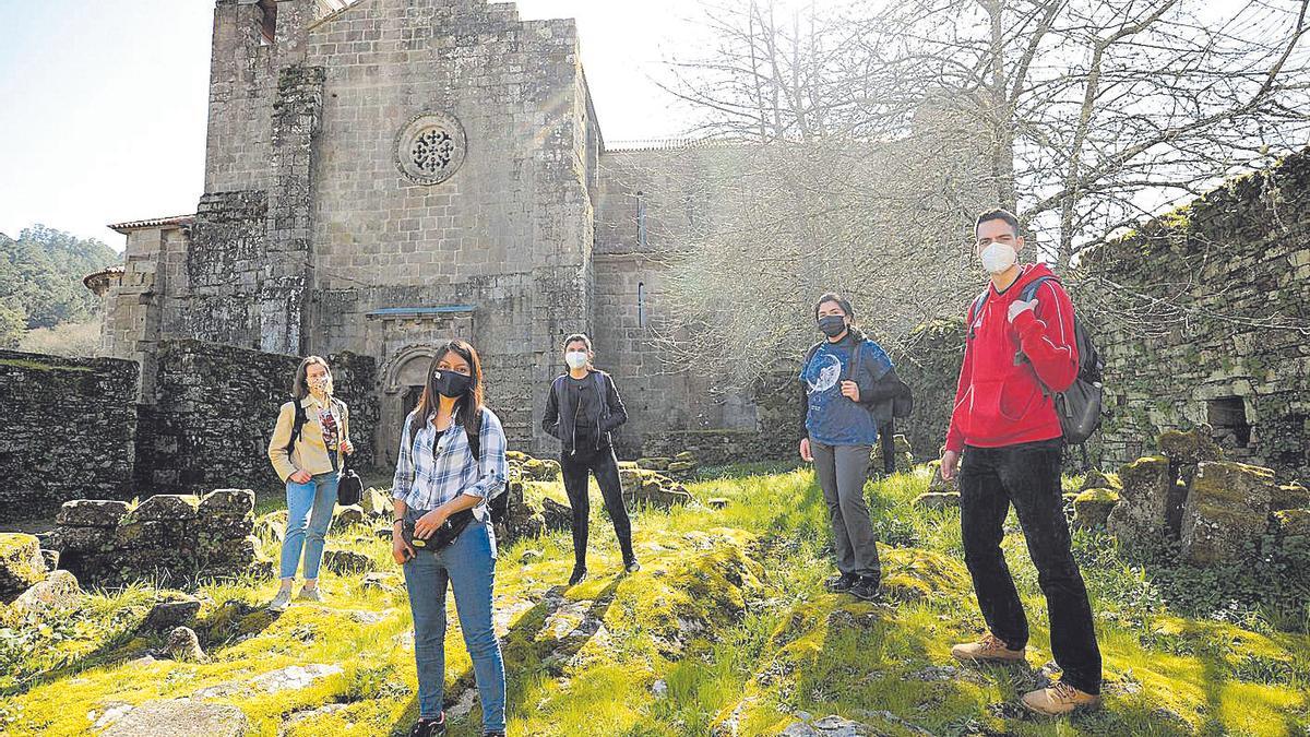 Un grupo de turistas visitando el cenobio trasdezano.