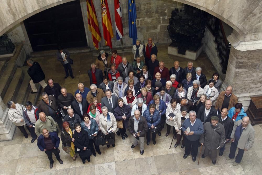 Vecinos de Morella, de visita en el Palau de la Generalitat