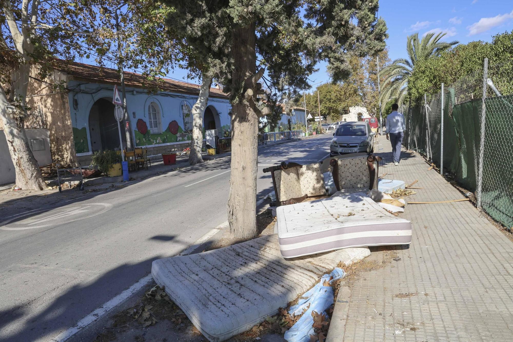 El barrio del Cementerio, lleno de desperdicios a una semana de Todos los Santos