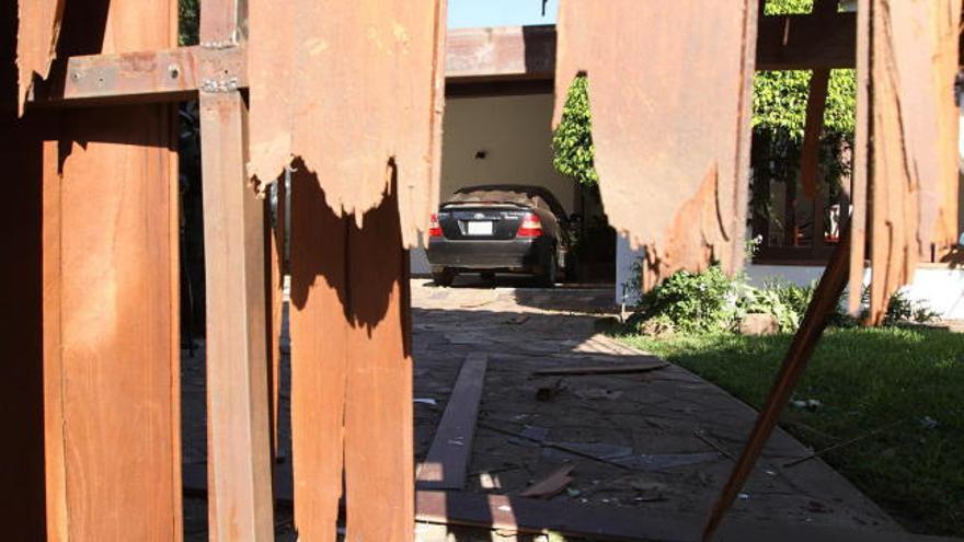 Fotografía de hoy, 15 de abril de 2009, en la que se observan los destrozos causados por un atentado con dinamita que fue perpetrado en la madrugada en la puerta principal de la casa del presidente de la Conferencia Episcopal Boliviana (CEB), cardenal Julio Terrazas, en Santa Cruz (Bolivia).