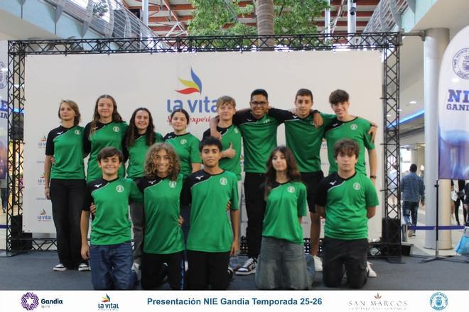El Natació i Esports Gandia presenta a nadadores, nadadoras y técnicos