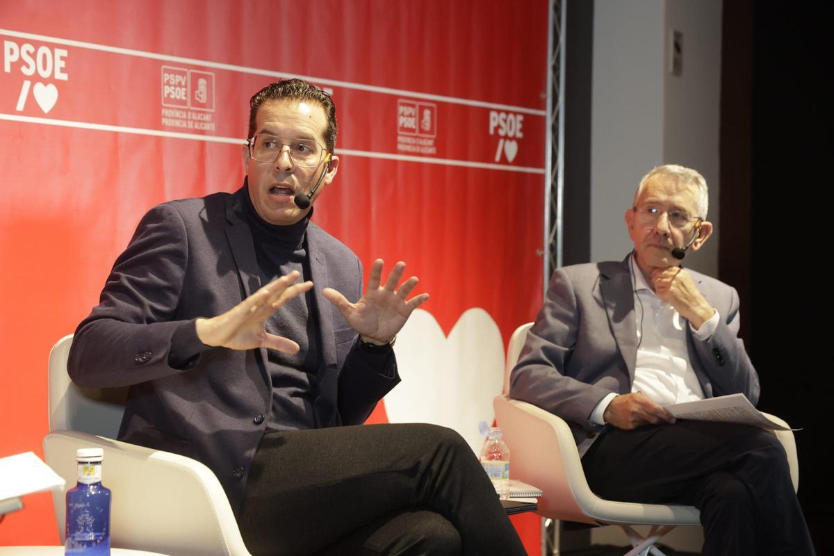 Rubén Alfaro, con Antonio Torres en el acto del PSOE en el Colegio de Arquitectos de Alicante