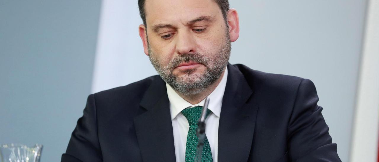 El ministro de Fomento, José Luis Ábalos, durante una rueda prensa, en una imagen de archivo.