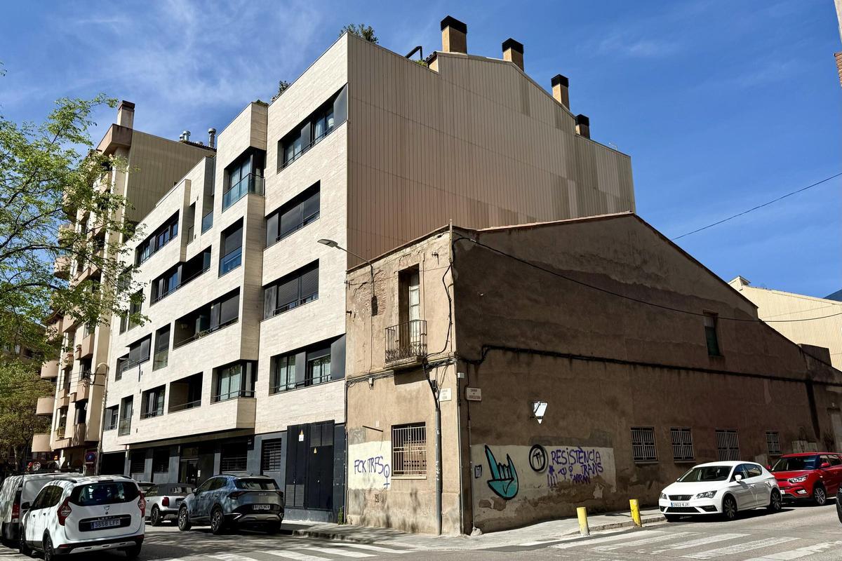El bloque de pisos en el que viven las afectadas y la casa que quedó al margen del proyecto de construcción, en la calle Forn de Sabadell