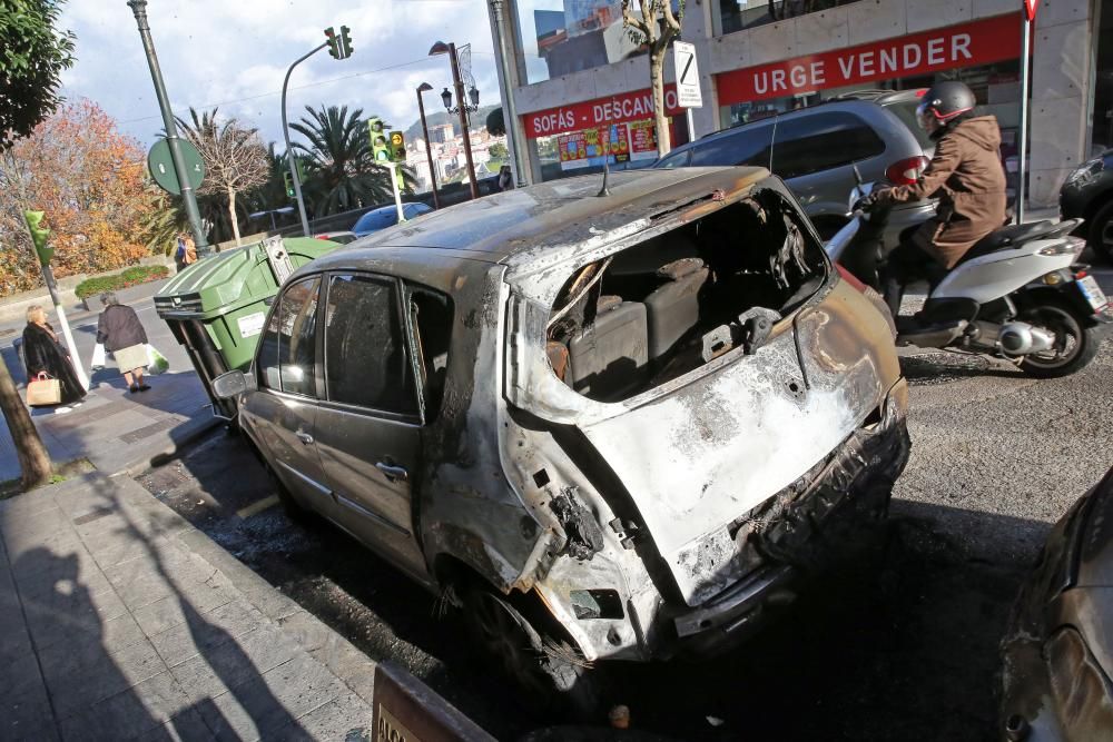 Vehículos quemados en las calles Cuba y México. // Marta G. Brea