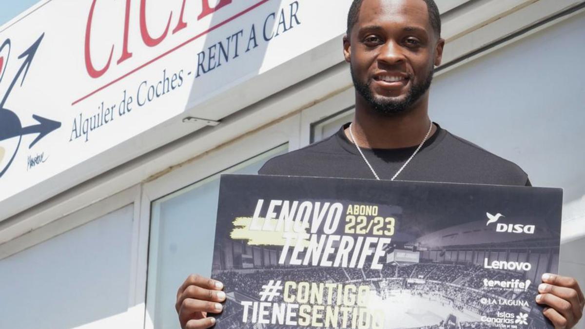 Elgin Cook, ayer a su llegada a Tenerife. | |