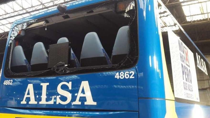 Uno de los autobuses de Alsa, con la luna trasera rota, ayer, en la estación de Gijón.