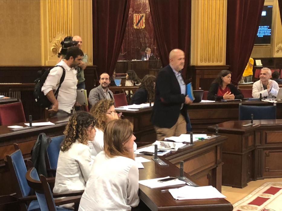 Més abandona el Parlament en protesta por la sentencia del 'procés' y Vox pide su ilegalización