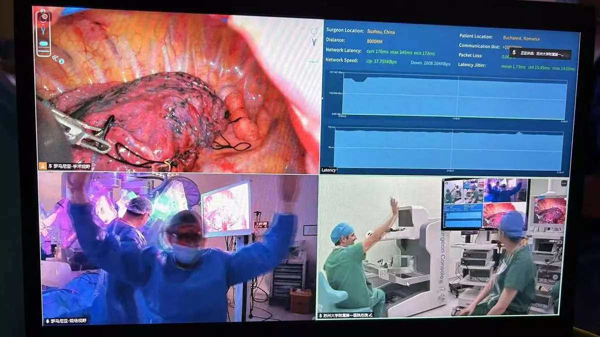 El doctor Diego González Rivas opera desde China un tumor en Rumanía