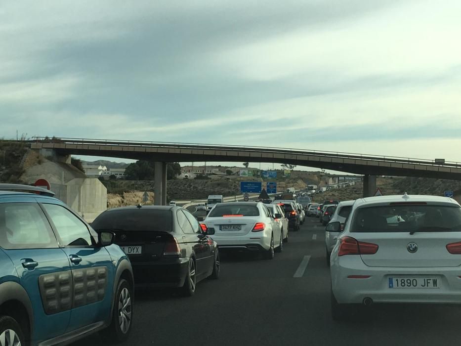 Un aparatoso accidente sin heridos en la A7 en Elche causa grandes atascos