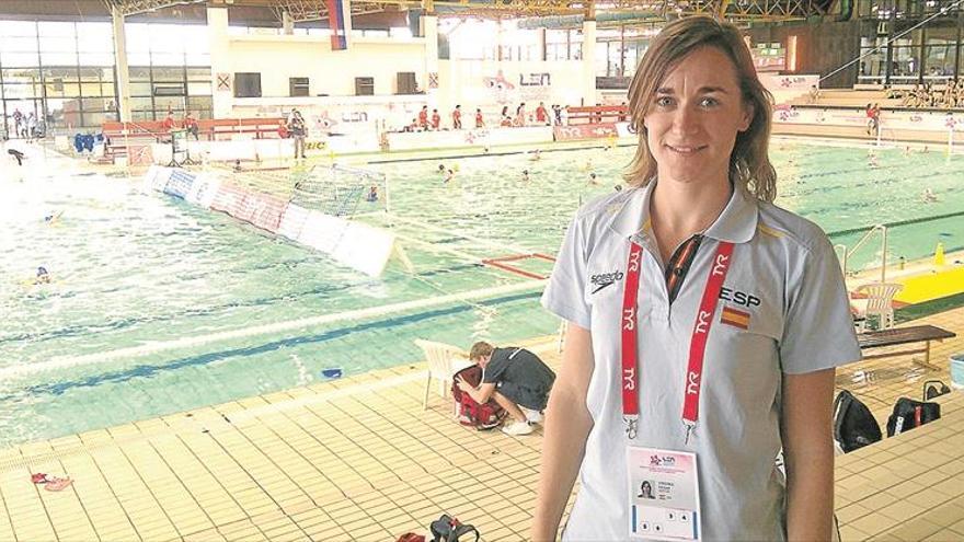 Virginia César disfruta del Europeo de Waterpolo como médico de ‘La Roja’