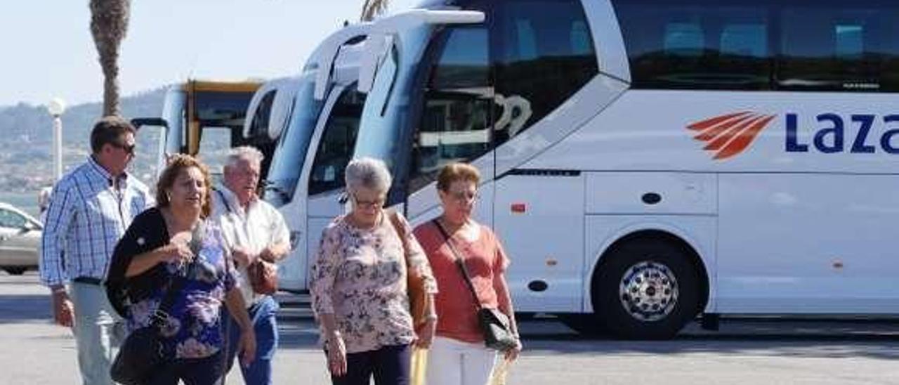 Excursionistas en A Toxa, ayer. // Muñiz