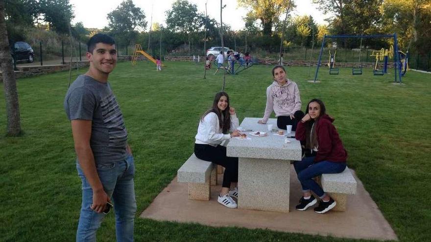 Un grupo de jóvenes disfruta de las nuevas mesas de merendero del parque.