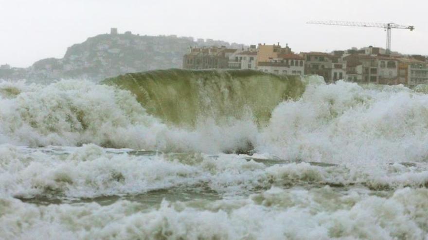 Protecció Civil activa el pla Inuncat per onades que poden arribar als quatre metres a l&#039;Empordà
