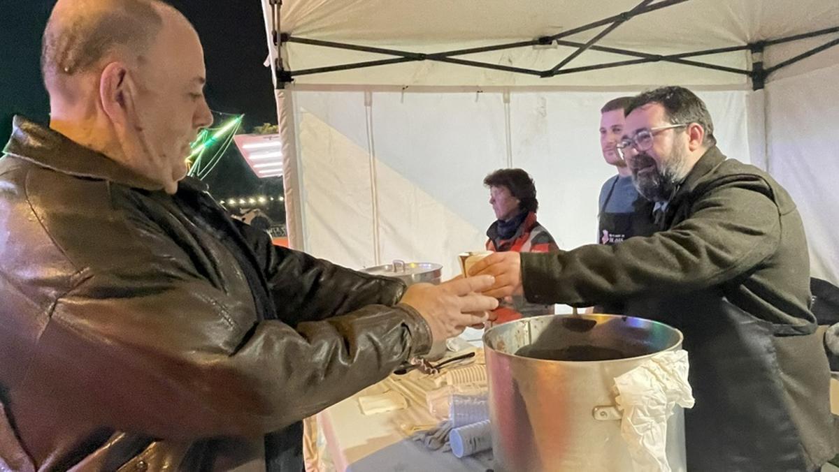 L'alcalde de Blanes, Jordi Hernández, servint xocolata a la fira.