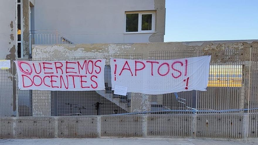 Los alumnos de la Nauticopesquera colgaron carteles de protesta a principio de curso.