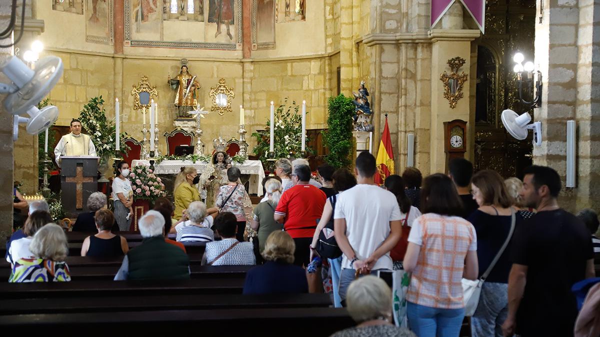 Cientos de cordobeses visitan a la Virgen de los Remedios como cada martes y 13