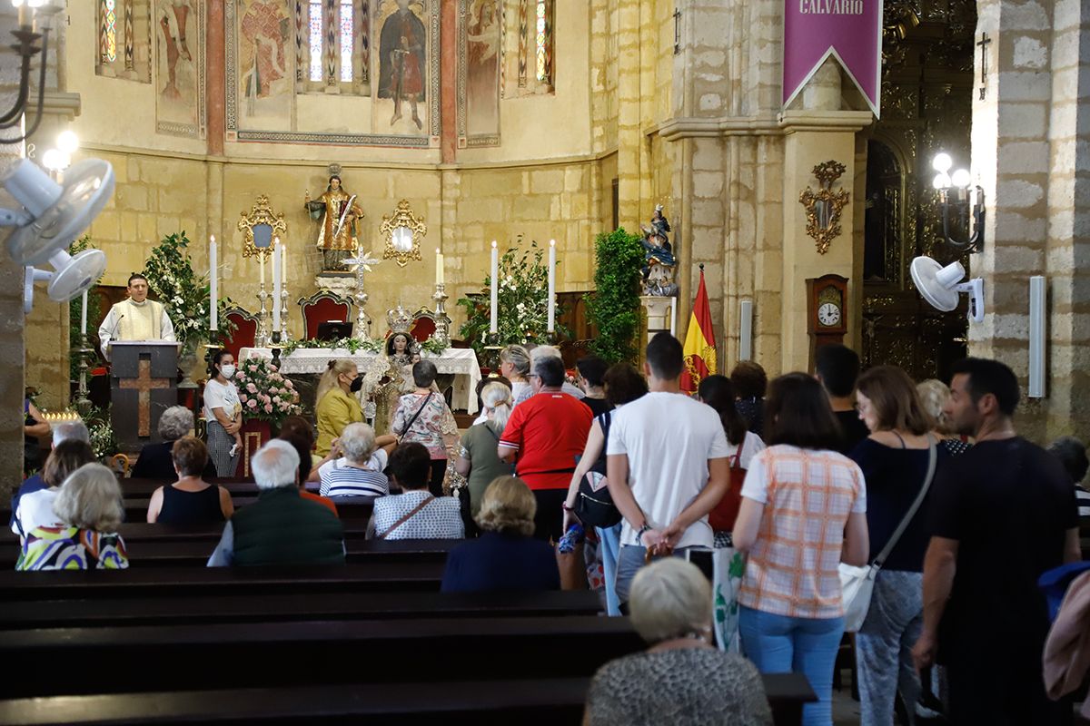 Cientos de cordobeses visitan a la Virgen de los Remedios como cada martes y 13