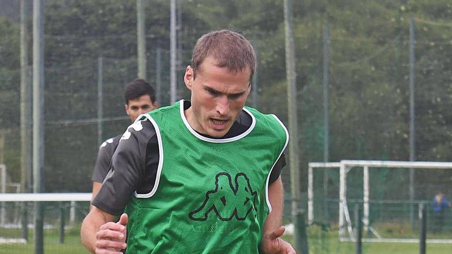 Álex Bergantiños, con el balón en Abegondo. |  // CARLOS PARDELLAS