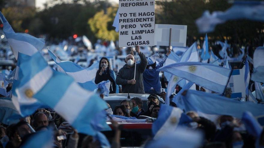 La oposición lleva a las calles argentinas el rechazo al confinamiento social