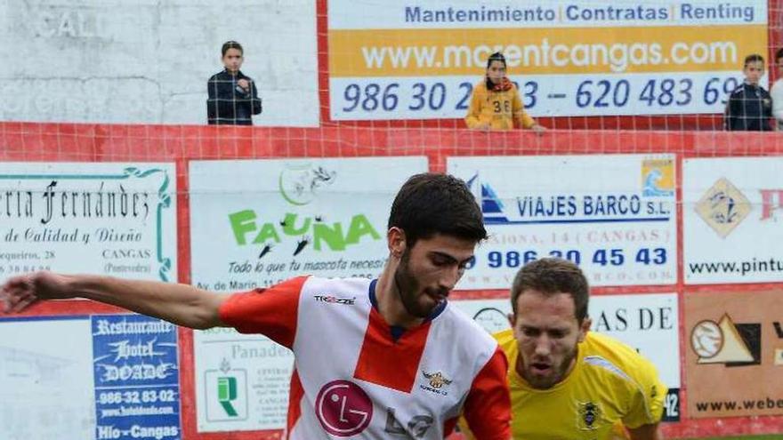 Un jugador del Choco presiona a uno del Alondras. // Gonzalo Núñez