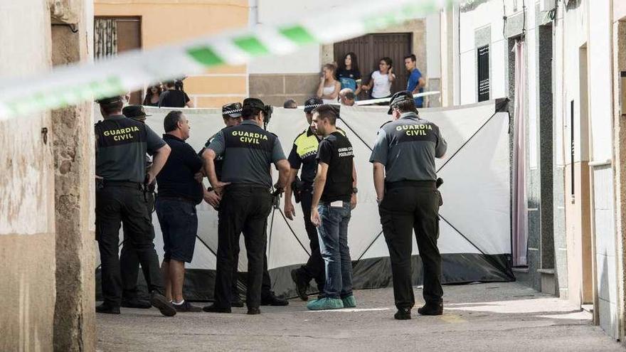 Efectivos de la Guardia Civil en Arrojo de la Luz, localidad cacereña en la que una mujer fue asesinada.