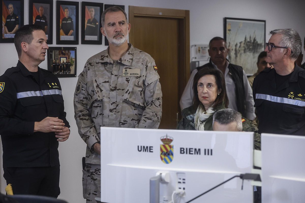 Felipe VI visita las unidades militares desplegadas en Valencia a consecuencia de la DANA