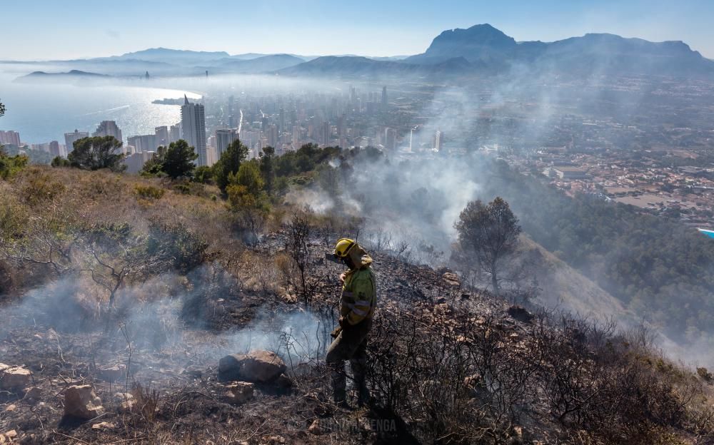 Los bomberos trabajan para sofocar un incendio en el parque de Serra Gelada