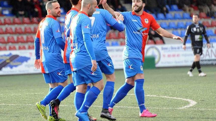 Los jugadores del Langreo celebran un tanto marcado al Siero.