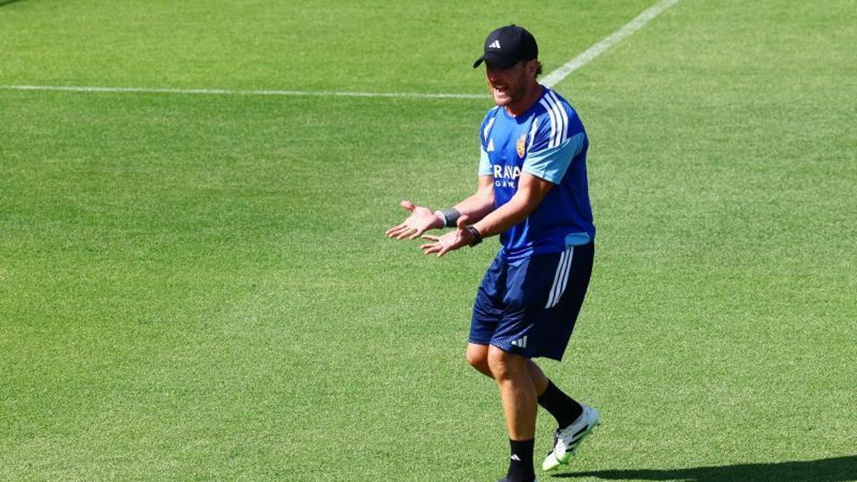 Ibai Gómez da instrucciones a sus jugadores en la sesión de este lunes.