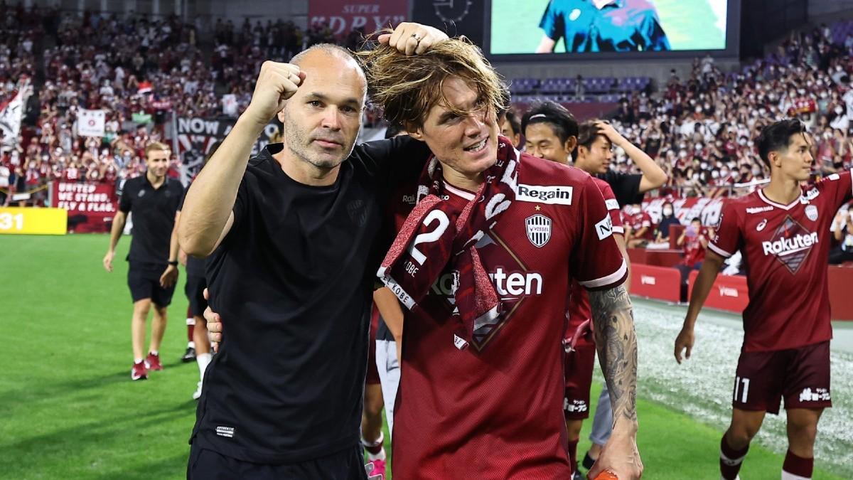 Iniesta celebra la victoria del Vissel Kobe junto a sus compañeros